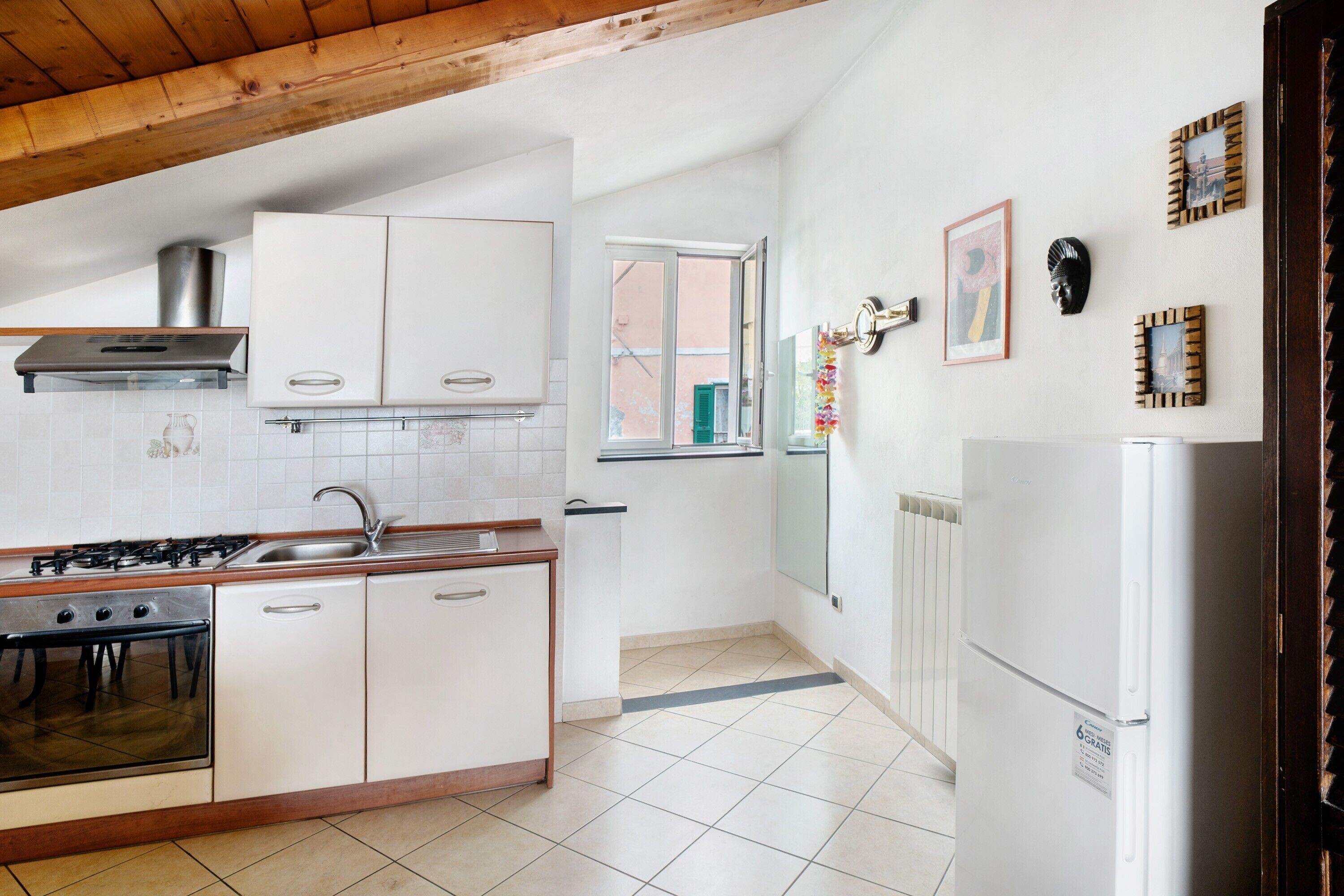 Jääkaappi, uuni, liesi, keittoastiat/astiat/ruokailuvälineet