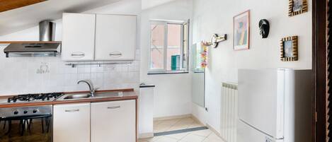 Jääkaappi, uuni, liesi, keittoastiat/astiat/ruokailuvälineet