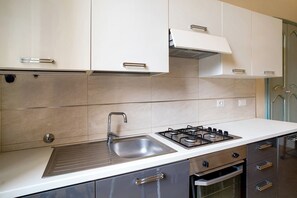 Kjøleskap, ovn, kokeplater og kjøkkenutstyr