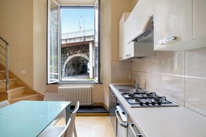 Kylskåp, spishäll, vattenkokare och grytor/köksredskap