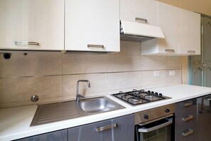 Kühlschrank, Herdplatte, Wasserkocher, Kochgeschirr/Geschirr/Besteck