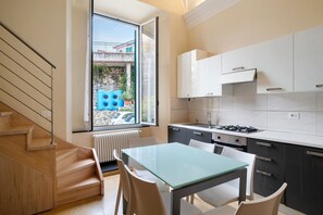 Kjøleskap, ovn, kokeplater og kjøkkenutstyr