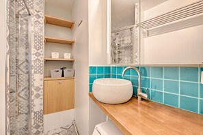 Een douche, een haardroger, handdoeken