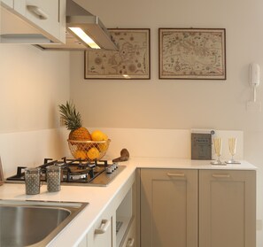 Refrigerador, microondas, placa de cocina, cafetera/tetera