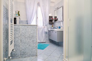 Douche, sèche-cheveux, serviettes fournies