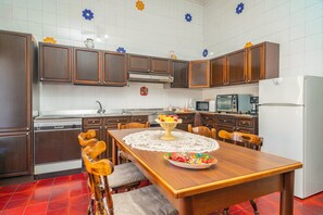 Dining - Holiday Apartment "Il Comandante" with Sea View, Balcony & Wi-Fi (Piedimonte Etneo)