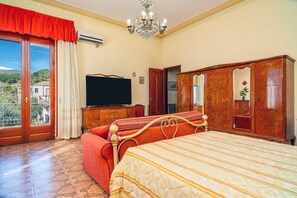 4 bedrooms, iron/ironing board, free WiFi, bed sheets - Holiday Apartment "Il Comandante" with Sea View, Balcony & Wi-Fi (Piedimonte Etneo)
