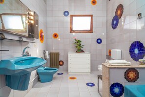 Shower, hair dryer, towels - Holiday Apartment "Il Comandante" with Sea View, Balcony & Wi-Fi (Piedimonte Etneo)