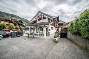 Exterior - Apartment "Chalet - Le Caribou" with Mountain View, Balcony & Wi-Fi (Morzine)