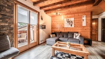 Una televisión, una chimenea