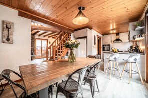 Dining - Apartment "Chalet - Le Caribou" with Mountain View, Balcony & Wi-Fi (Morzine)