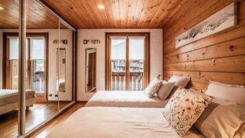 4 bedrooms, iron/ironing board, free WiFi, bed sheets