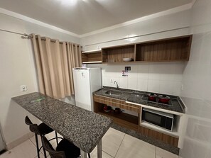 Appartement | Cuisine privée | Réfrigérateur, micro-ondes, batterie de cuisine, vaisselle et ustensiles
