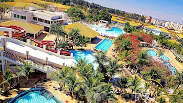 Resort com várias piscinas, toboáguas e palmeiras.