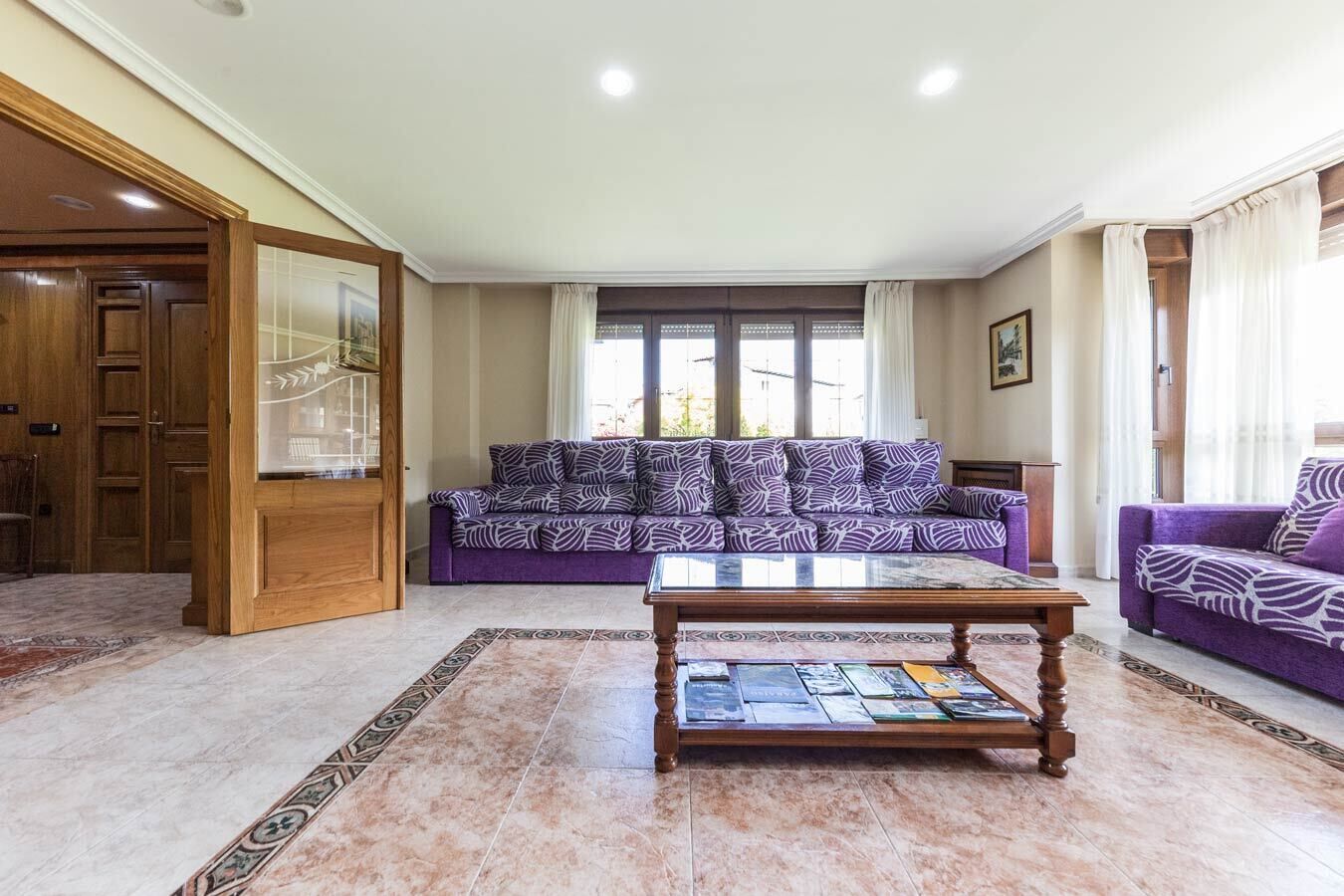 Televisie, een open haard en een tafeltennistafel