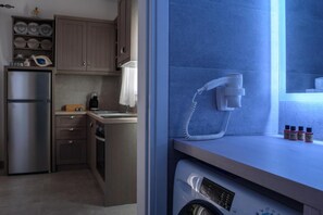 Kühlschrank, Herdplatte, Wasserkocher mit Kaffee-/Teezubehör