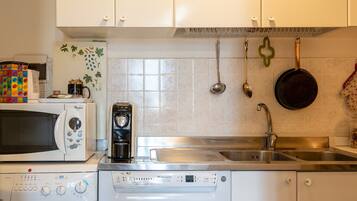 Frigorifero, microonde, forno, piano cottura