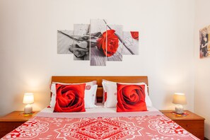 1 slaapkamer, een strijkplank/strijkijzer, gratis wifi, beddengoed