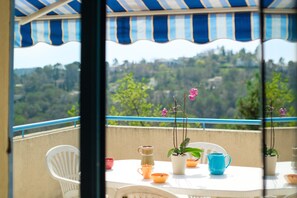 Outdoor dining - Peaceful Villa "Numéro 2" with Private Pool and HD Wi-Fi (Châteauneuf-Grasse)