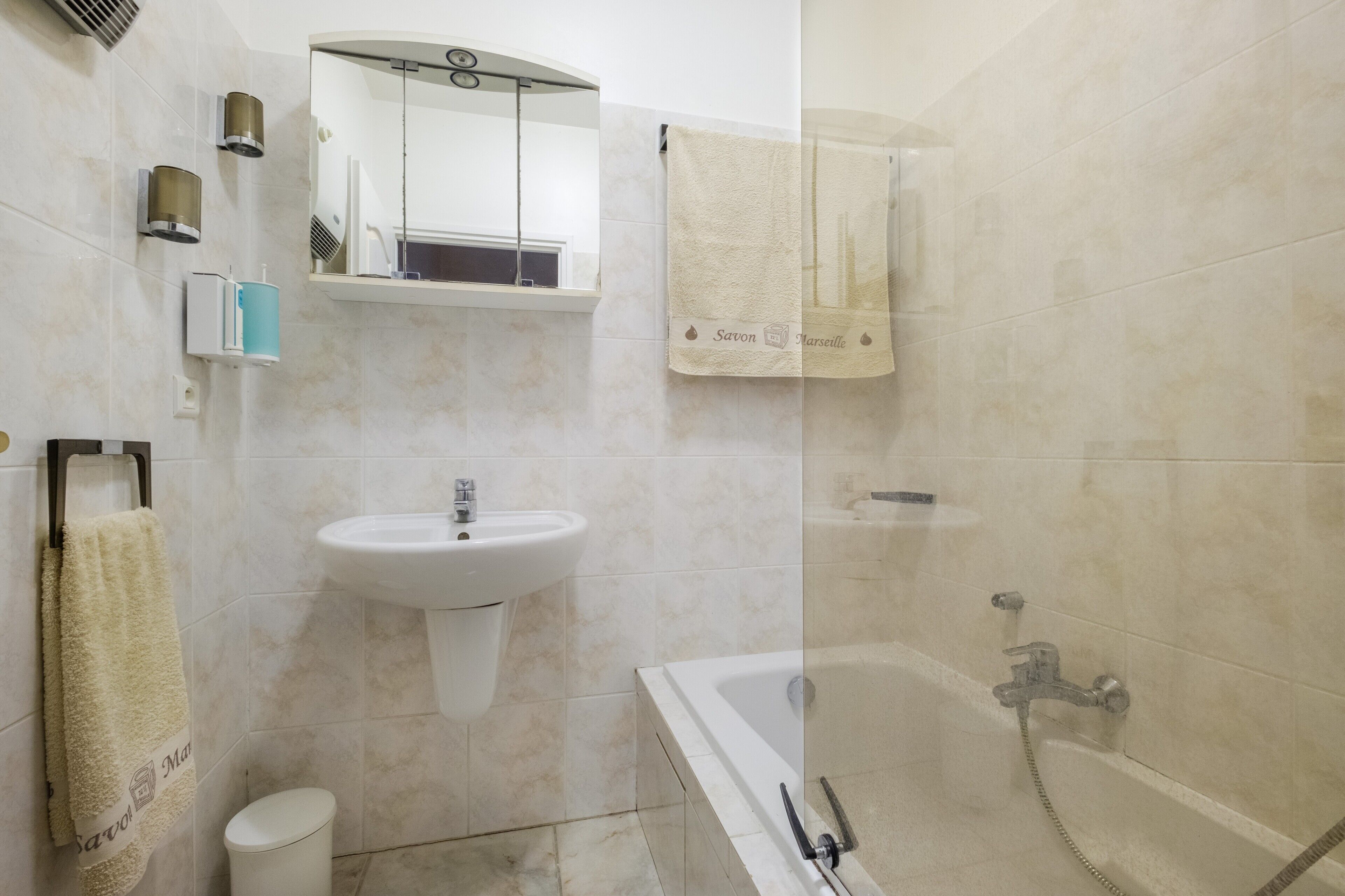 Shower, hair dryer, towels