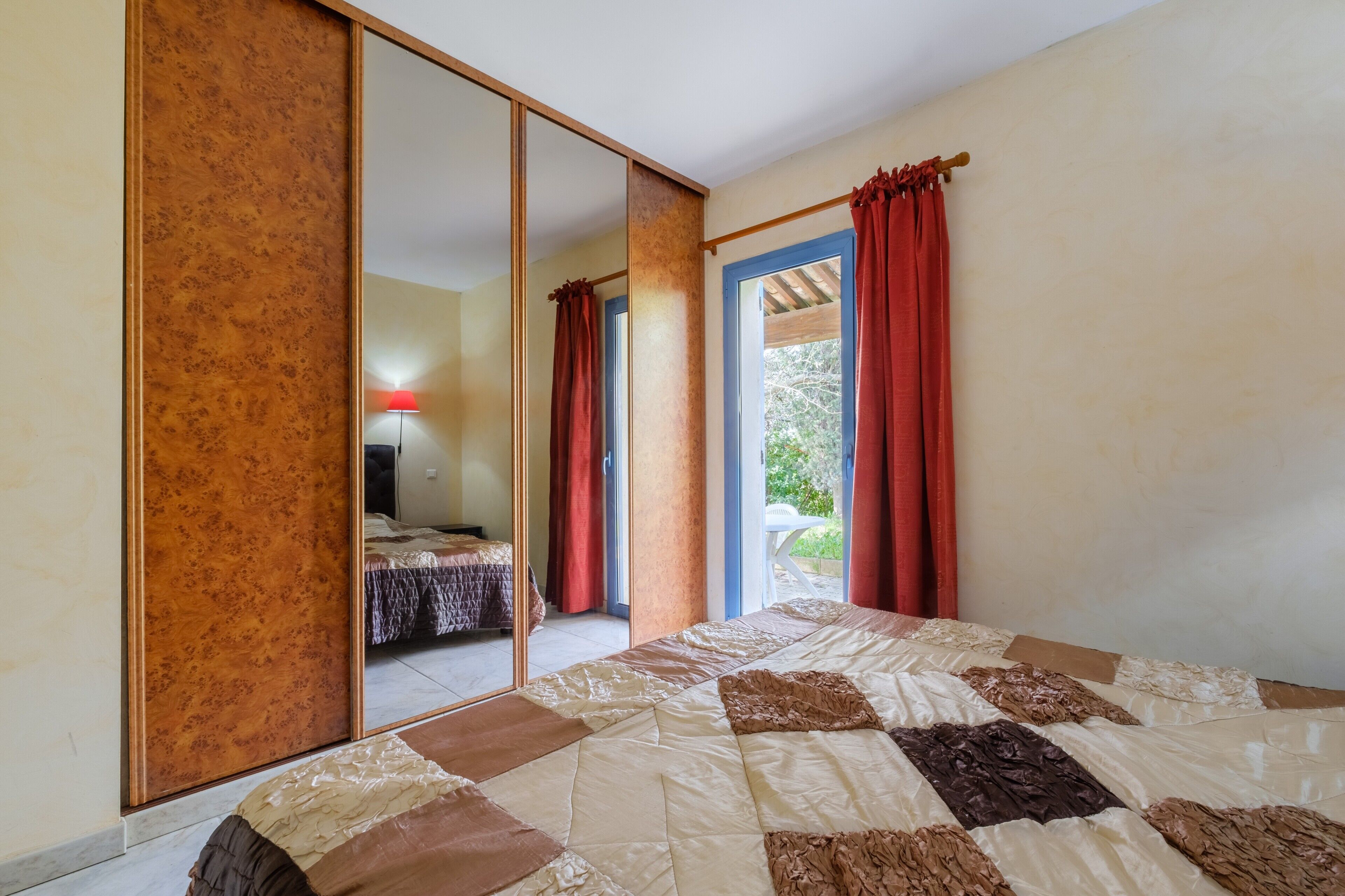 1 habitación, tabla de planchar con plancha, wifi gratis y ropa de cama 