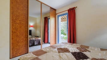 1 habitación, tabla de planchar con plancha, wifi gratis y ropa de cama