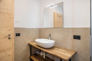 Suihku, hiustenkuivaaja, pyyhkeet