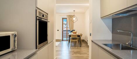 冷蔵庫、電子レンジ、オーブン、コンロ