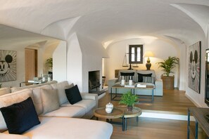 Télévision, jeux vidéo, lecteur de DVD, table de tennis de table