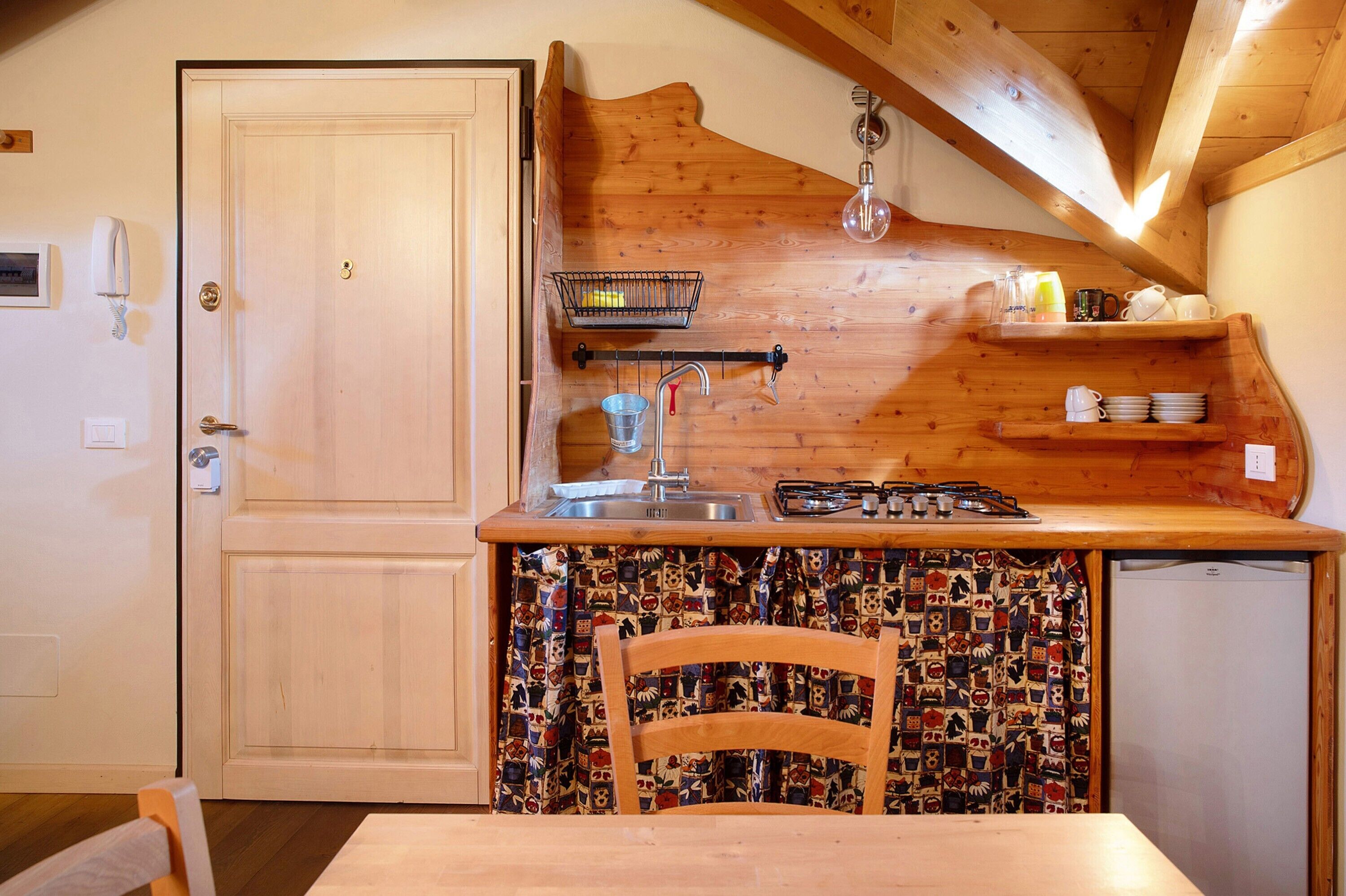 Kühlschrank, Herdplatte, Kochgeschirr/Geschirr/Besteck