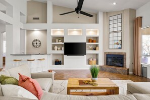 TV connectée, cheminée, jeux vidéo, livres