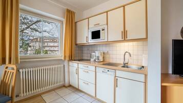 KĂŒhlschrank, Mikrowelle, Ofen, Herdplatte