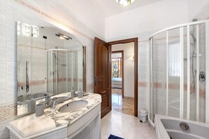 Regadera, amenidades de baño gratuitas, secadora de cabello, toallas 