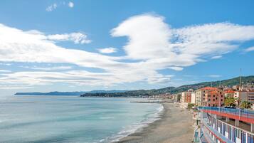 Una spiaggia nelle vicinanze