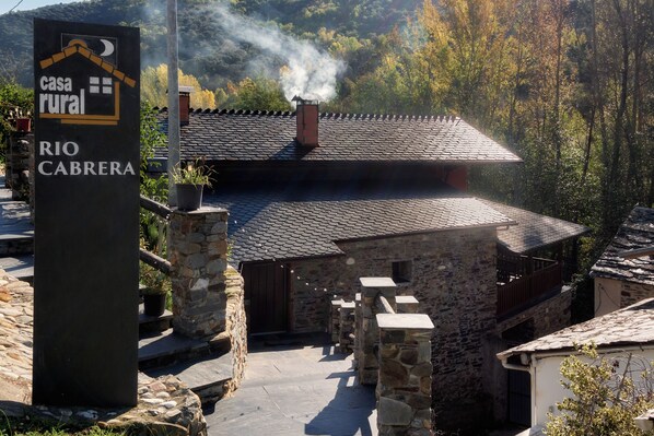 Property grounds - Chalet 'Rio Cabrera' with Private Terrace and Wi-Fi (Castroquilame)