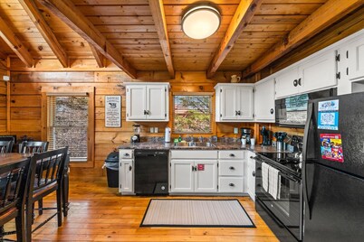 Charming & Spacious - Close to ALL activities!! Fall & Winter Specials!