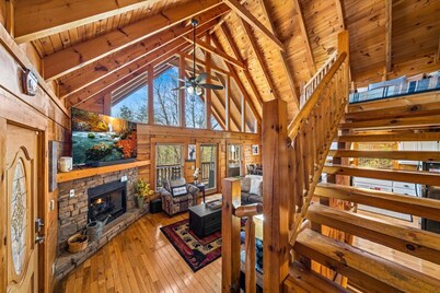 Charming & Spacious - Close to ALL activities!! Winter & Spring Break Specials!