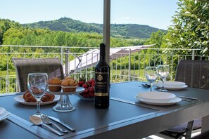 Outdoor dining - Rural detached beautiful villa with private pool (Pazin)