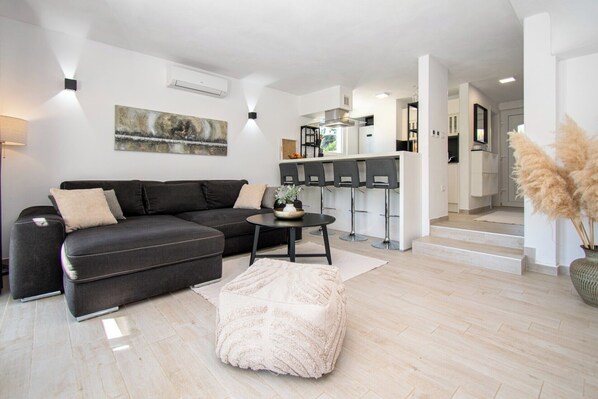 TV - Rural detached beautiful villa with private pool (Pazin)