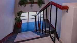 A staircase with wooden railings and a view of the outside. - CUSCO HOUSE HOTEL (Cusco)
