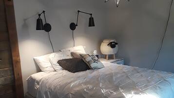 2 bedrooms, desk, free WiFi, bed sheets