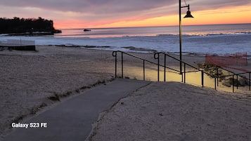 Beach nearby, sun loungers, beach towels
