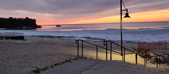 Whole house w/ Open plan; reno'd farmhouse style home w/ cozy interiors. Dogs OK