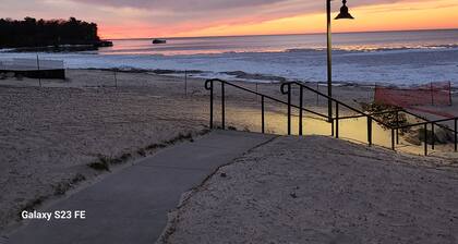 Whole house w/ Open plan; reno'd farmhouse style home w/ cozy interiors. Dogs OK