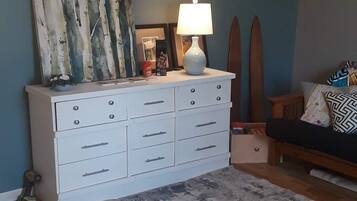 2 bedrooms, desk, free WiFi, bed sheets