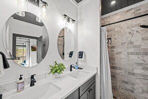 Shower, hair dryer, towels, soap - Chic Modern Cabin! 2 King Beds! Close to Dollywood! Family Friendly! (Sevierville)