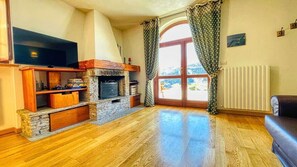 Televisión y chimenea 