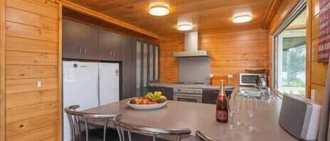 Microondas, horno, parrilla de estufa y lavavajillas