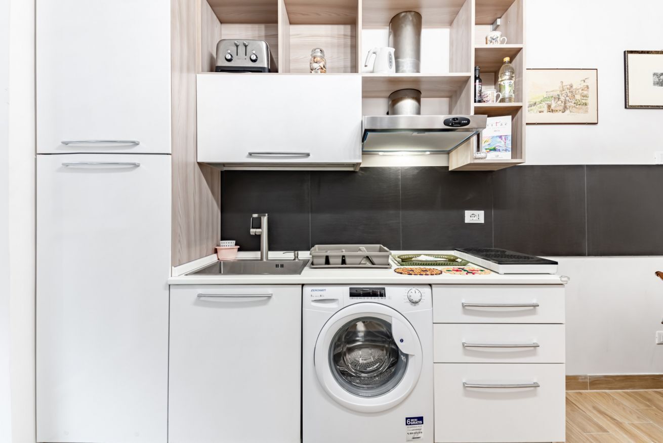 Kühlschrank, Herdplatte, Toaster, Kochgeschirr/Geschirr/Besteck