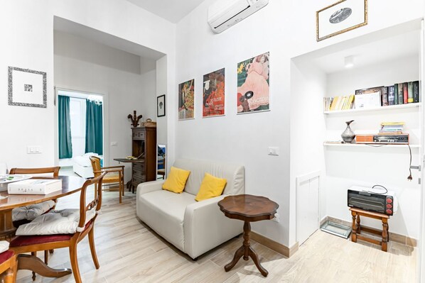 TV - Cozy 35 sqm apartment, able to accommodate up to 3 people, located on the ground floor of a building (some steps to access). The property is located in a quiet residential area, equipped with all the main services and well served by public transport, ide (Firenze)